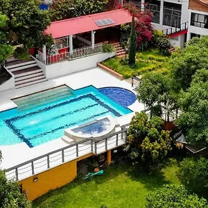 Linda Villa Cali